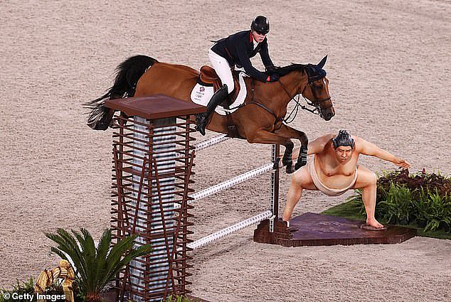 奥运会马术赛场强推日本文化雕像 马都被吓尿了 - 1