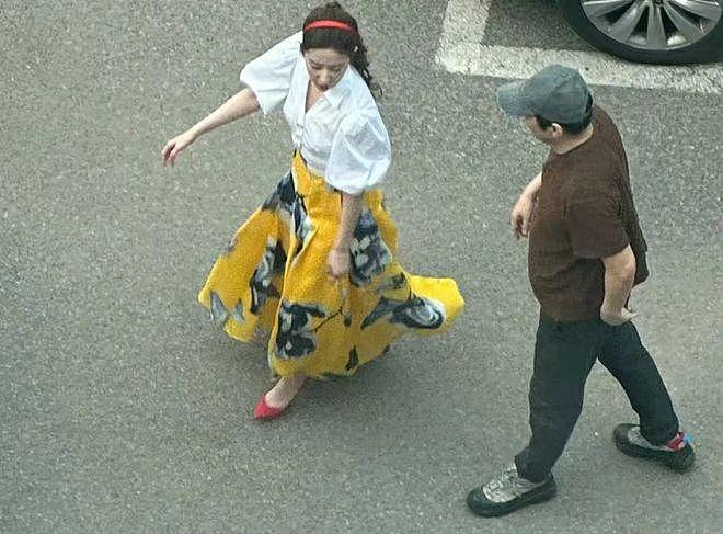 网友晒刘亦菲路透照 穿白衣黄裙好似童话公主 - 8