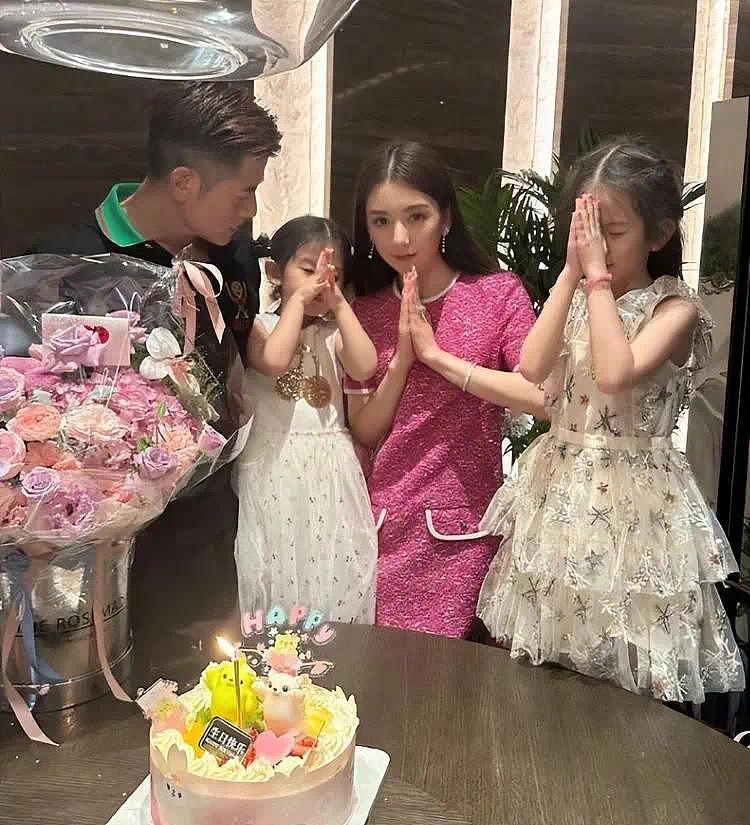 方媛带两个女儿参加婚礼，姐姐郭咏希像爸爸，姐妹当花童超可爱 - 13