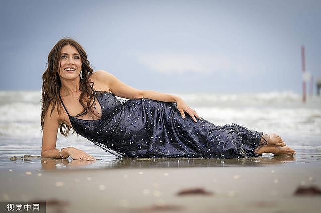 卡特琳娜 · 莫里诺海边拍写真 穿黑色吊带躺在沙滩上 - 1