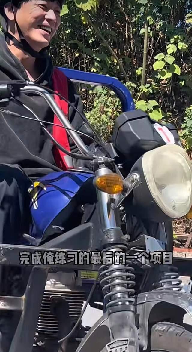 台湾歌手信满分拿三轮车驾照，皮肤黝黑一脸笑练车，疑定居湖南 - 5