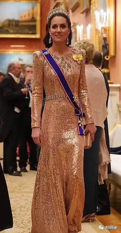 英王室迎圣诞，夏洛特公主坐 C 位！凯特穿“复仇裙”到场 - 36