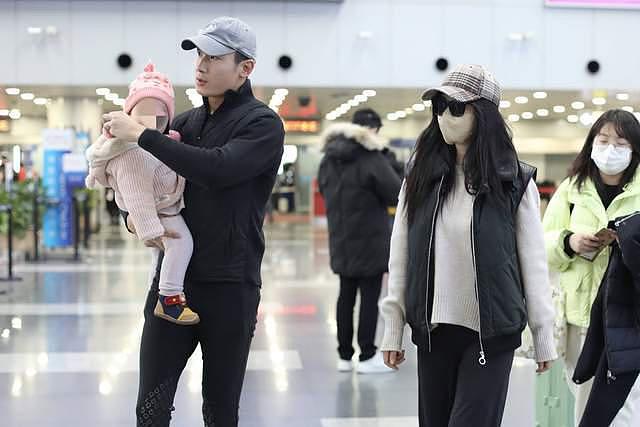 朱珠一家三口现身机场，王昀佳全程抱娃，和一岁女儿都未戴口罩 - 3