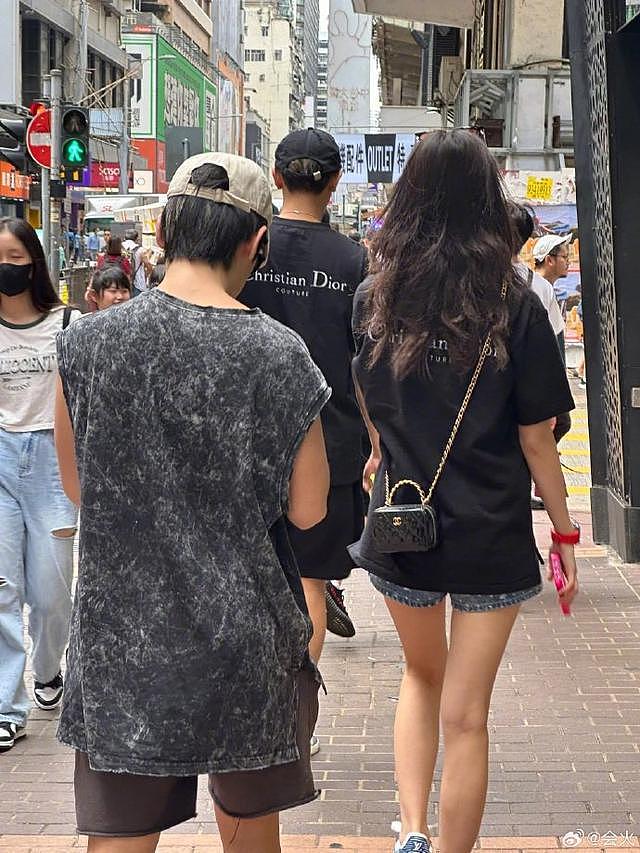 网友再在香港街头偶遇黄子韬徐艺洋 穿同款黑色 T 恤逛街 - 1