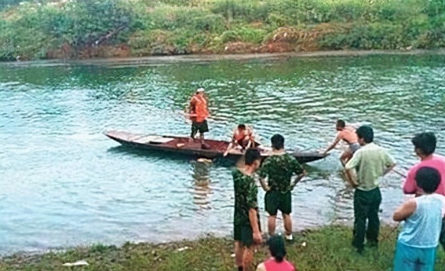 湖南27岁农民工救人牺牲，被救4人趁乱逃离，众人搜寻7天令其跪谢 - 11