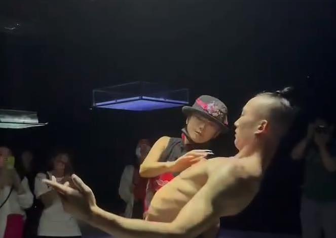 杨丽萍与男徒弟狂放热舞，被吐槽像东京奥运开幕式 - 6