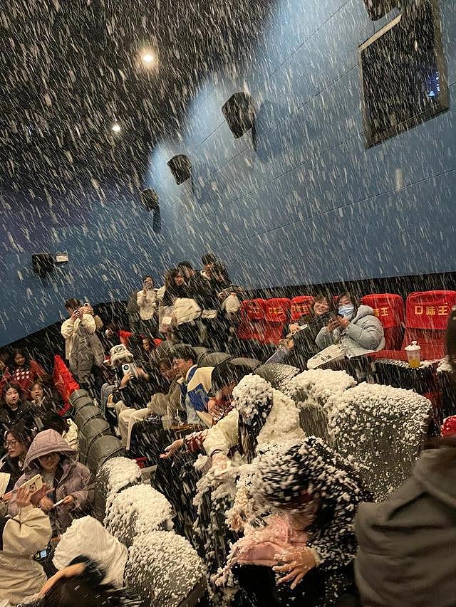 《一闪一闪亮星星》的“下雪场”引热议，有影院选择在影厅外“下雪” - 2