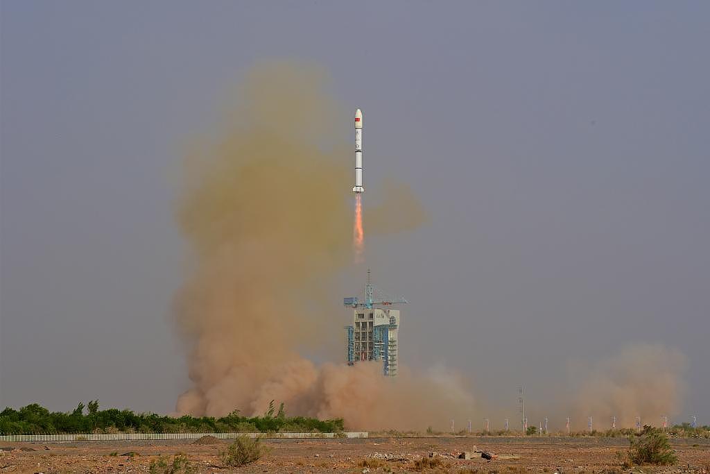 一箭三星！我国成功发射 3 颗低轨通信试验卫星 - 1