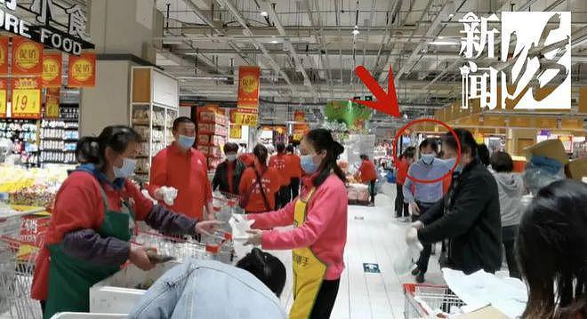 上海超市店长打 32 天地铺：有人高价买烟酒，未做出让步 - 3