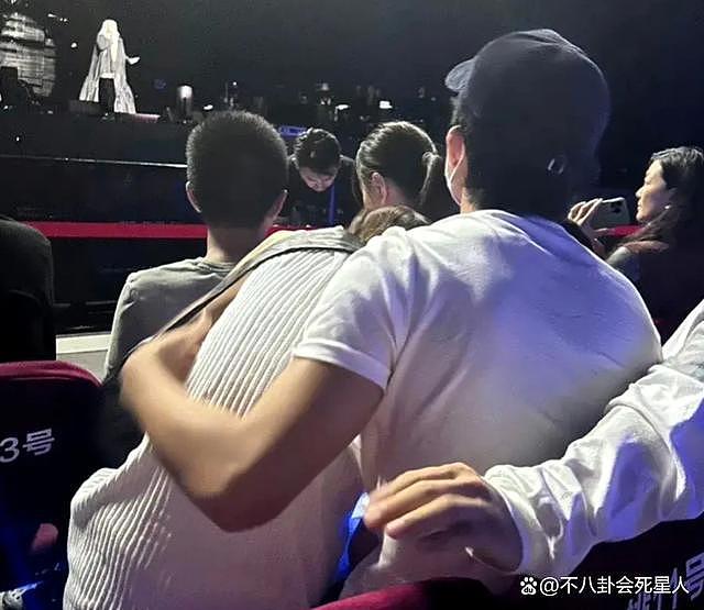张惠妹在北京演唱会上哭着说很荣幸，网友质疑：洗白了？ - 2