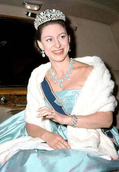欧洲王室王冠奢华高贵，日本皇室王冠几乎一个样，高仿上不了台面 - 8