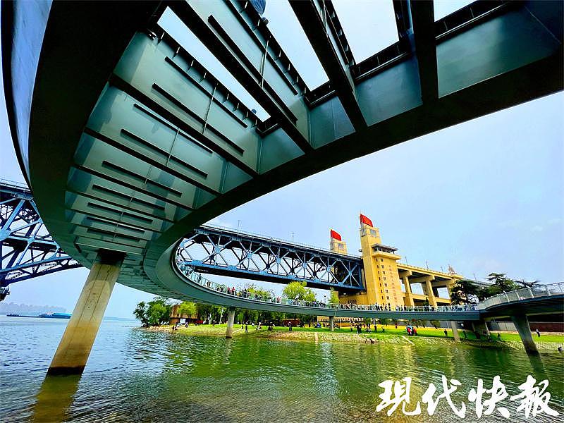图集丨五一吸睛处！亲水“项链”上看长江大桥，燕雀湖畔看天鹅宝宝 - 4
