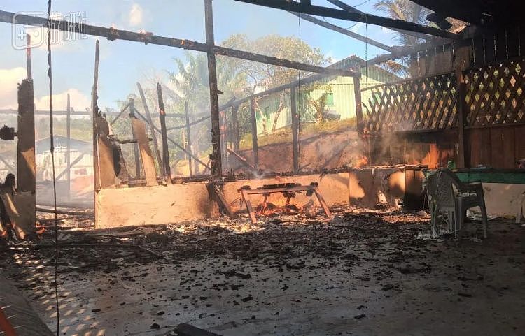 遭到矿工烧毁的原住民房屋，图源巴西Amazonia Real新闻网