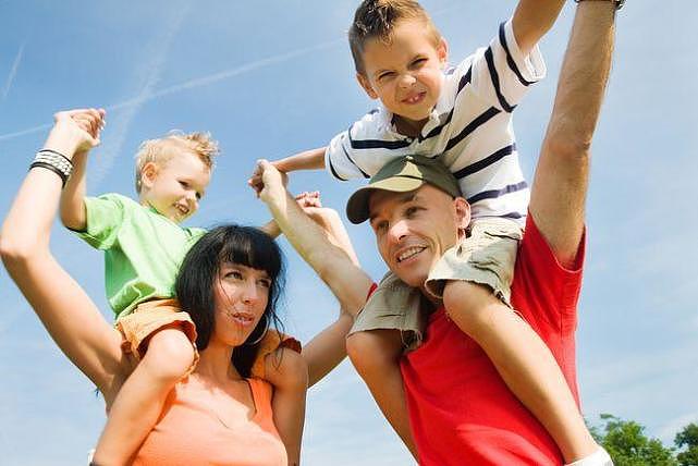 普通家庭生几胎最幸福？研究显示：父母的年龄很关键 - 4