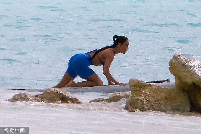 金 · 卡戴珊加勒比海小岛度假 穿蓝色比基尼身材火辣 - 2