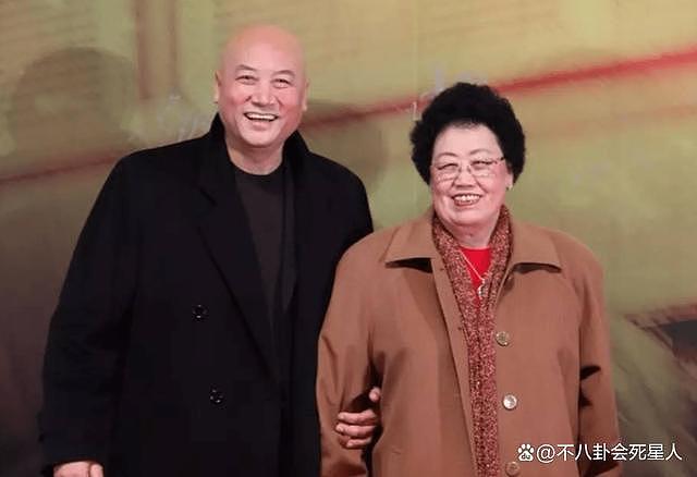 迟重瑞和陈丽华参加名人聚会靠边拍照，结婚多年地位依然卑微 - 13