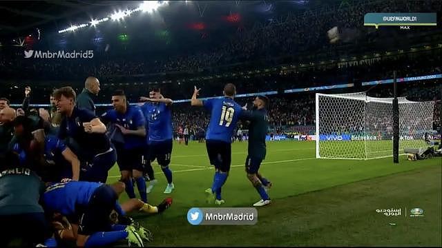 在意大利获胜后庆祝时，博努奇被英格兰球迷扔下的水瓶砸中 - 1