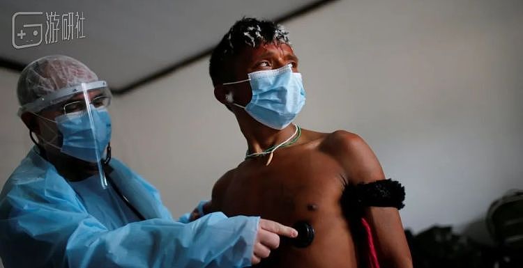 一名巴西军医为原住民检查身体，图源路透社