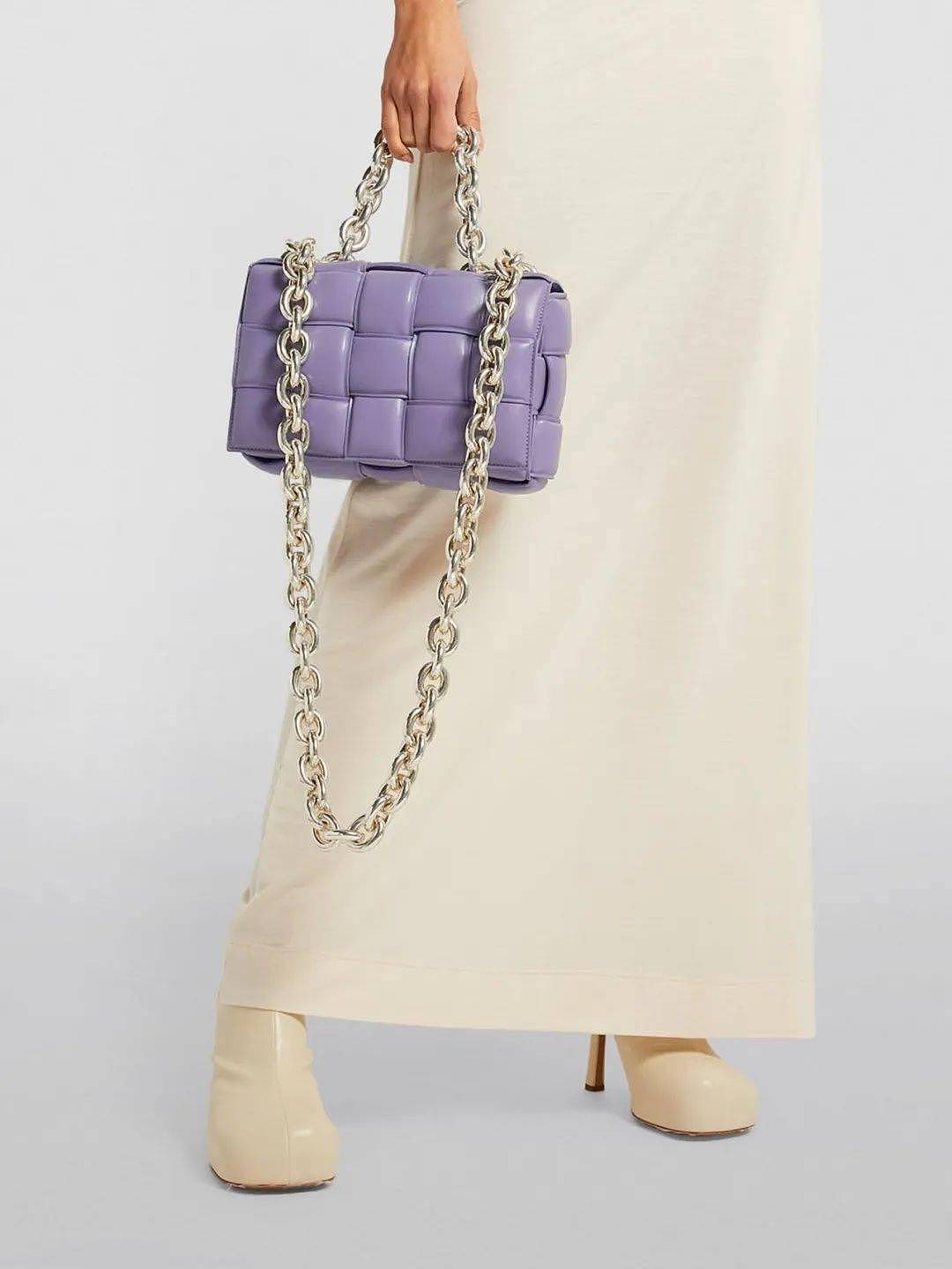 2022 年流行色发布，这些「蓝紫色调」包袋已预订你的衣橱 - 19