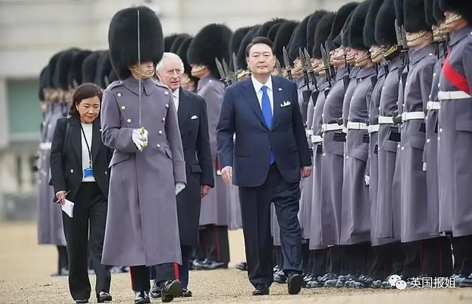 英王室为韩总统办奢华国宴！最抢镜的是凯特王妃的红衣美腿 - 20