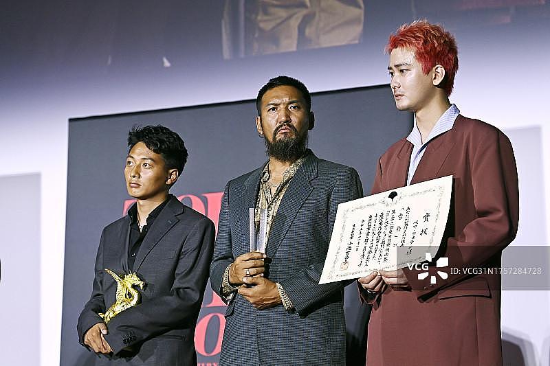 《雪豹》获第 36 届东京电影节最佳影片奖 熊梓淇上台领奖 - 1