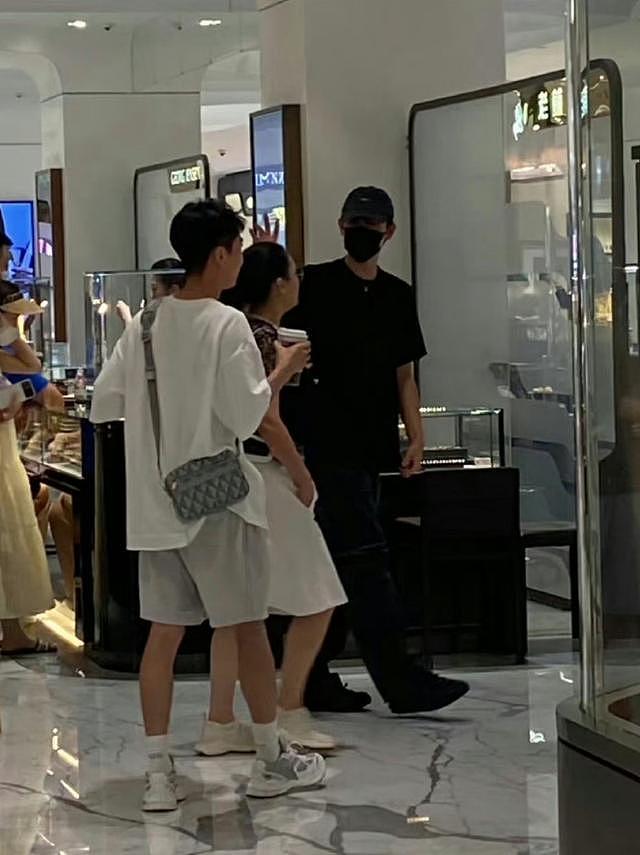 陈红陈飞宇北京商场逛街被偶遇 母子穿黑色上衣打扮低调 - 1