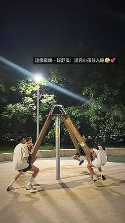 贾静雯深夜带小孩去公园，49岁素颜状态网友惊呆：越活越少女 - 3