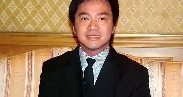 他是成龙最重要的人，曾和林心如同居8年，如今娶35岁娇妻胖成球 - 2