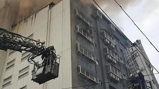 已造成 7 死 7 伤！台湾台中一住宅大楼发生火灾 - 1