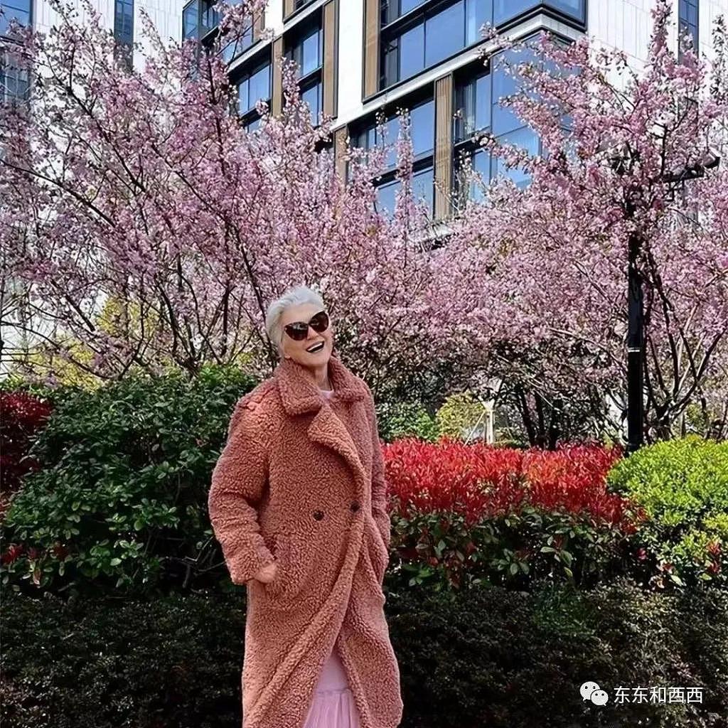 75 岁马斯克妈妈穿“中国风”美爆，身段仪态太好 - 11