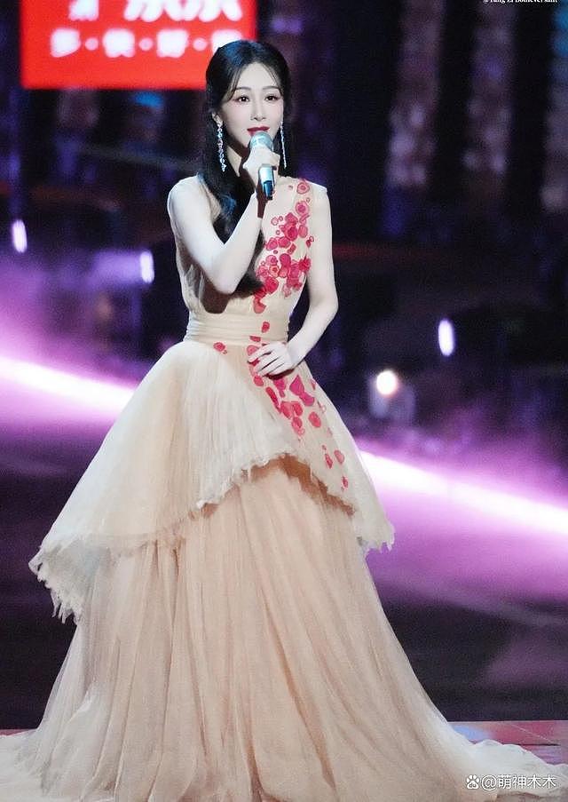跨年舞台女星狂卷造型，赵露思穿搭超 60 万，杨紫礼服引不满 - 27