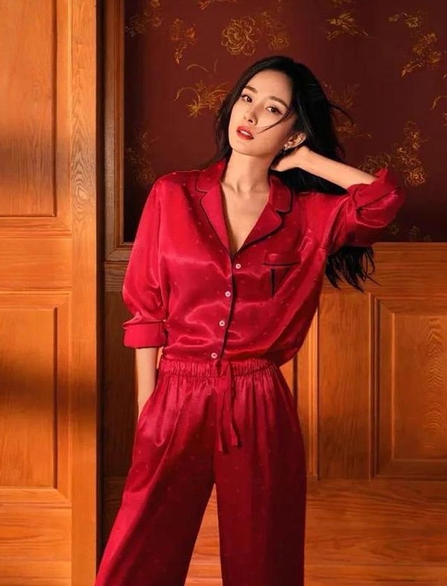 杨幂维多利亚的秘密开年大片，演绎红与黑狂野火辣时尚，绝美造型 - 4