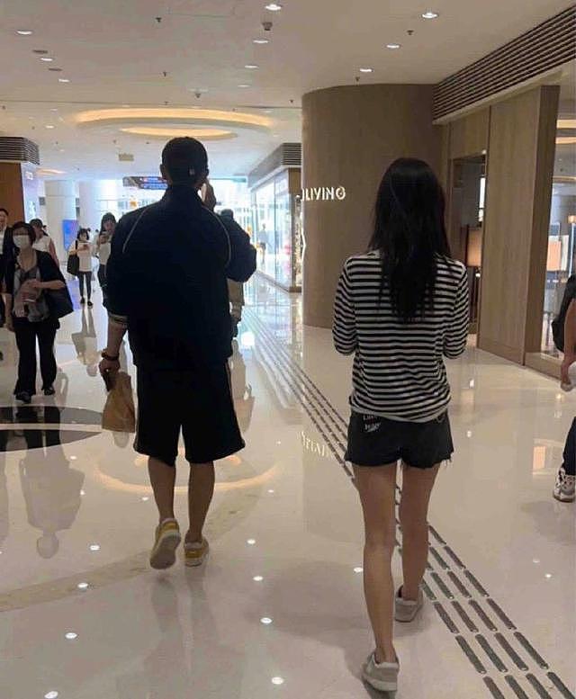 网友再在香港街头偶遇黄子韬徐艺洋 穿同款黑色 T 恤逛街 - 4