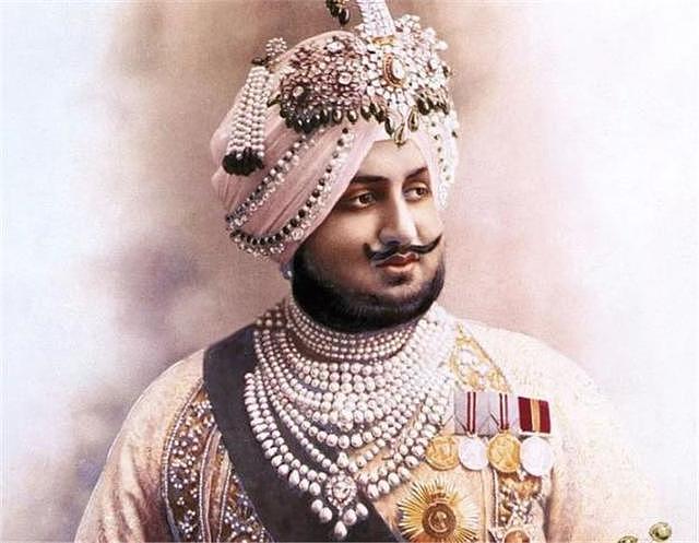 35岁带8子嫁进王室，拆了丈夫王冠做项链，印度最美王妃命有多好 - 3