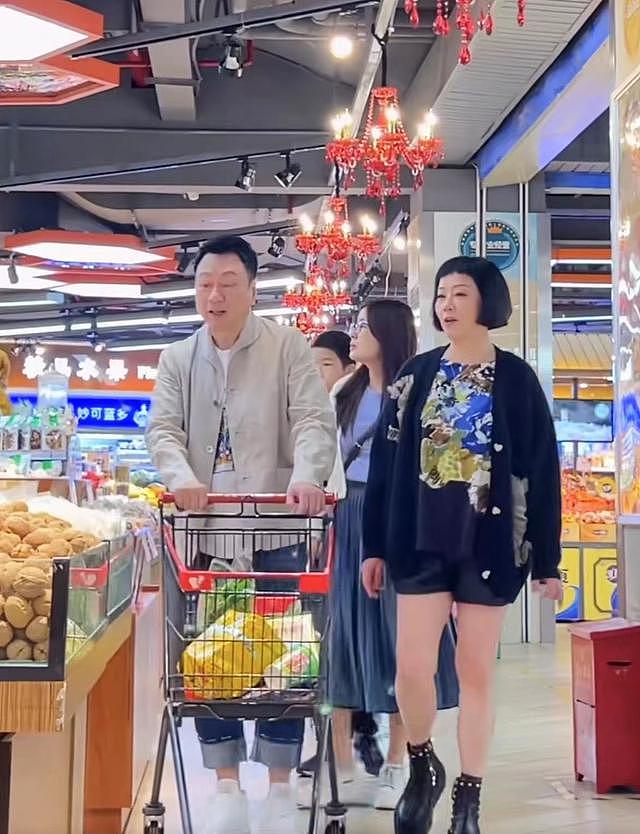 58 岁港星黎耀祥定居中山，和爱妻超市买菜无人识，身材健硕没架子 - 5