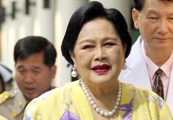 25年前英女王出访泰国，诗丽吉满身珠翠好耀眼，整容脸还是输了 - 11