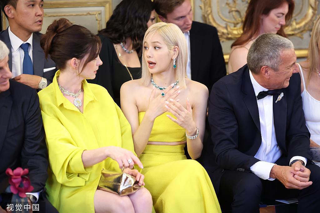 Lisa 与安妮 · 海瑟薇同穿黄衣亮相 破次元壁梦幻同框 - 1