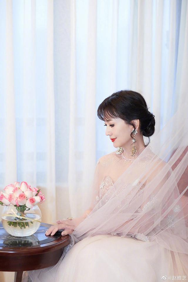 赵雅芝分享九宫格写真 粉色星光长裙尽显大气优雅 - 1