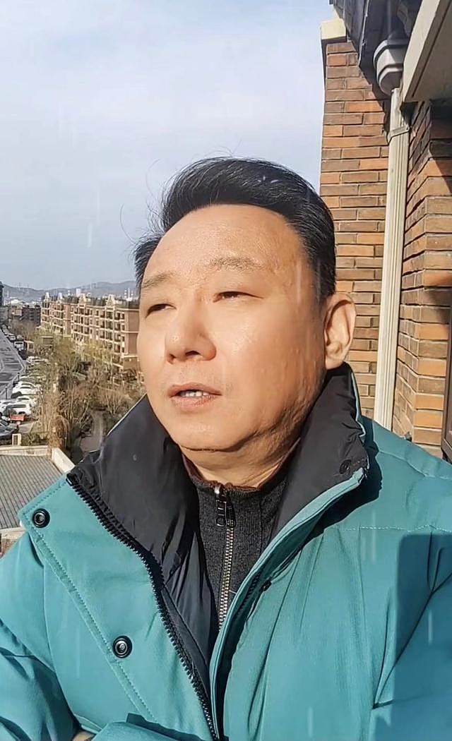 54 岁演员邵峰现身显失意，站露天阳台高歌，白发多发福难认 - 1
