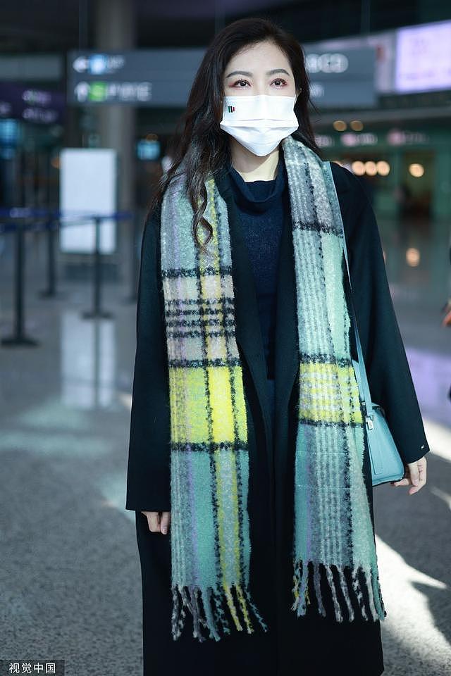 曾黎穿长款大衣现身机场 搭配格纹围巾造型随性星范十足 - 3