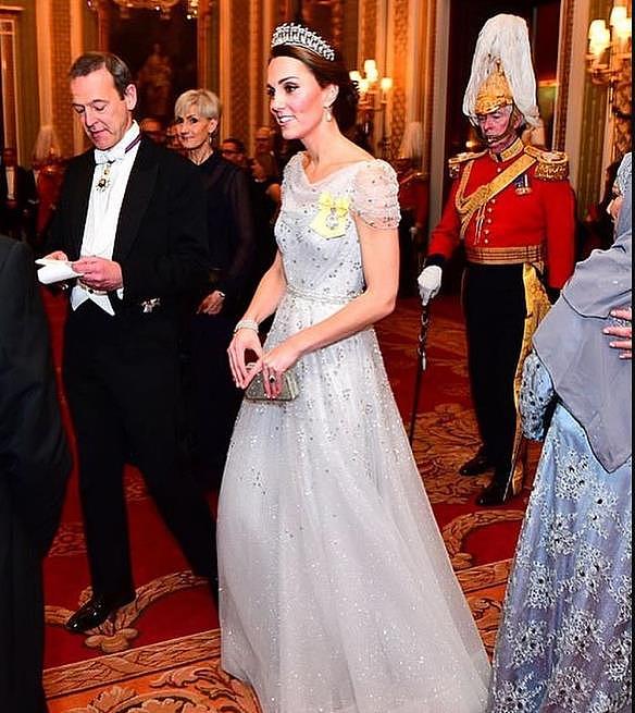 英皇室出席外交活动，伊丽莎白女王华丽出场，卡米拉凯特很有默契 - 5