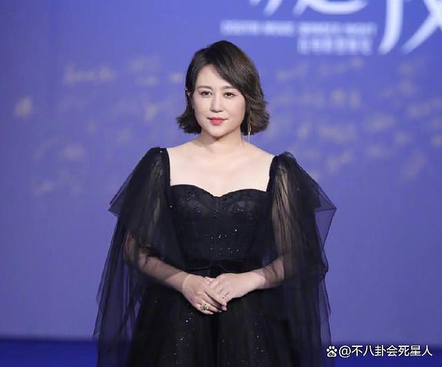 上海红毯：陈冲优雅，张子枫秀美背，惠英红与绯闻对象同框 - 10