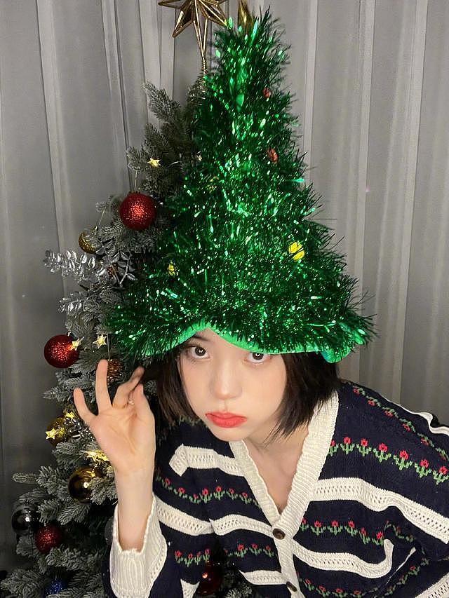 欧阳娜娜晒圣诞十八宫格连拍 戴红绿圣诞帽甜美可人 - 14