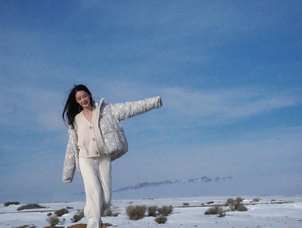 李沁穿白衣在雪地奔跑 笑容灿烂甜美 - 1