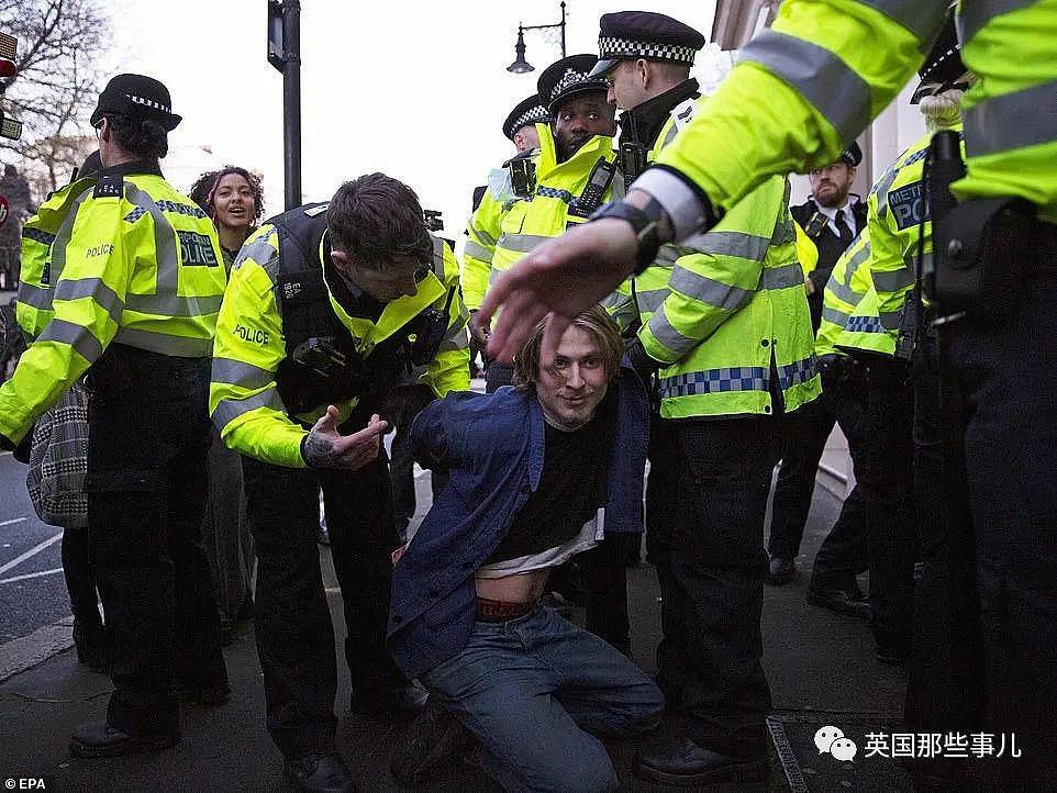 英国抗议者私闯占领寡头豪宅，宣布欢迎难民…伦敦市长：警察为啥要管？ 啊？ - 19
