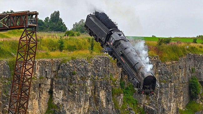 《碟中谍 7》某拍摄镜头泄露 火车脱轨坠毁 - 3