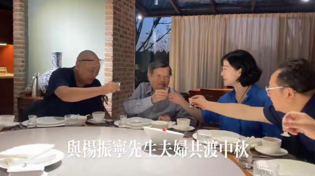 99 岁杨振宁参加聚会，与翁帆眼神交流下指令，敬酒后不喝引热议 - 2