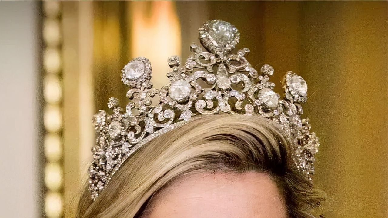 荷兰王后：人高马大气场足，撑得起王冠华服，奢华珠宝不输英女王 - 15