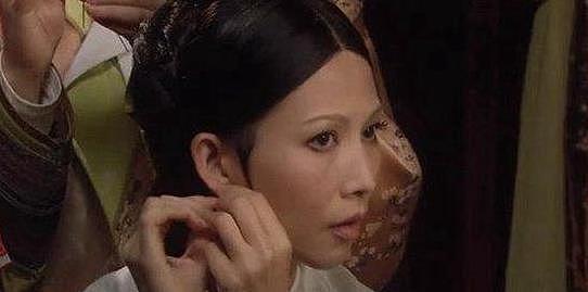 《甄嬛传》：皇后卸妆时，为何要自己动手摘耳环 - 1