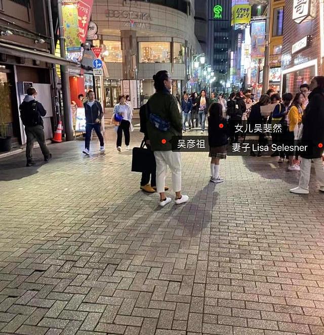吴彦祖夫妇带娃逛街，10 岁女儿黄发抢镜，用塑料袋拎东西超接地气 - 9